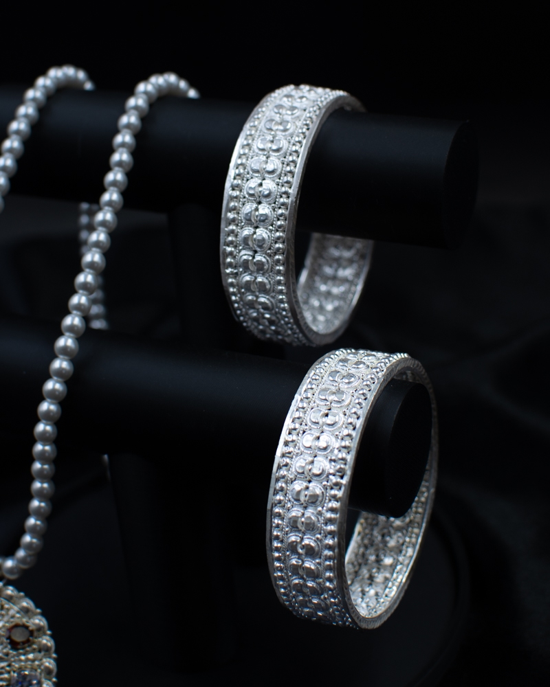 Silichung G Set silver bangles and pearl necklace detail
