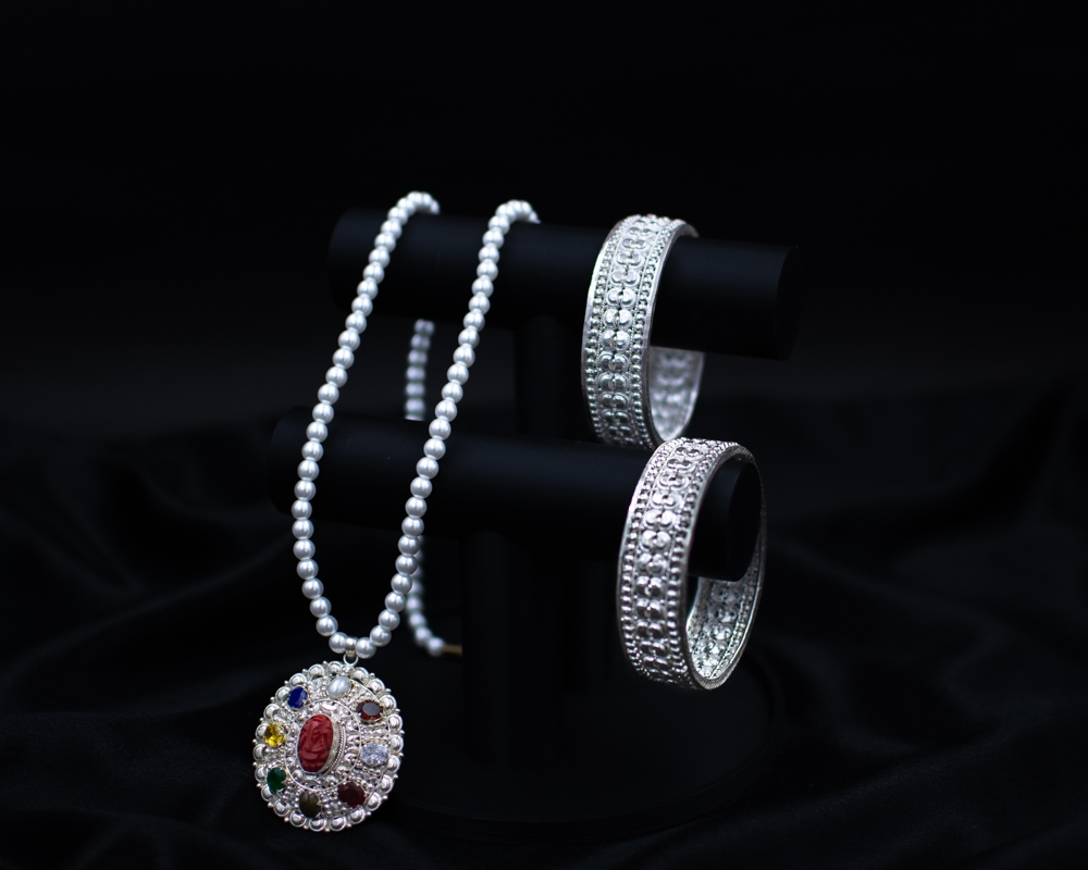 Silichung G Set pearl necklace and silver bangles on black display